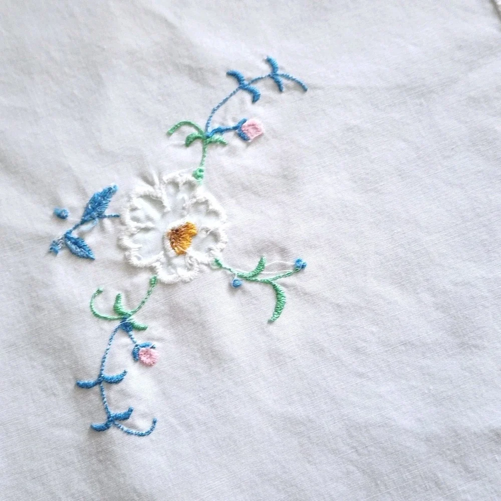 80's Vintage Embroidered White Floral Square Tablecloth with Lace Trim 6 Napkins